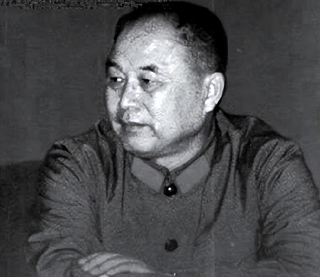 69年中央会议毛主席对周恩来耳语周指示：把军帽摘下来